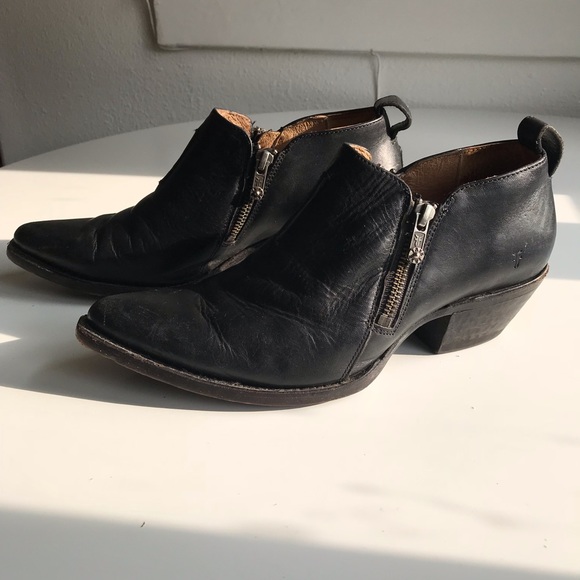 frye sacha zip shootie